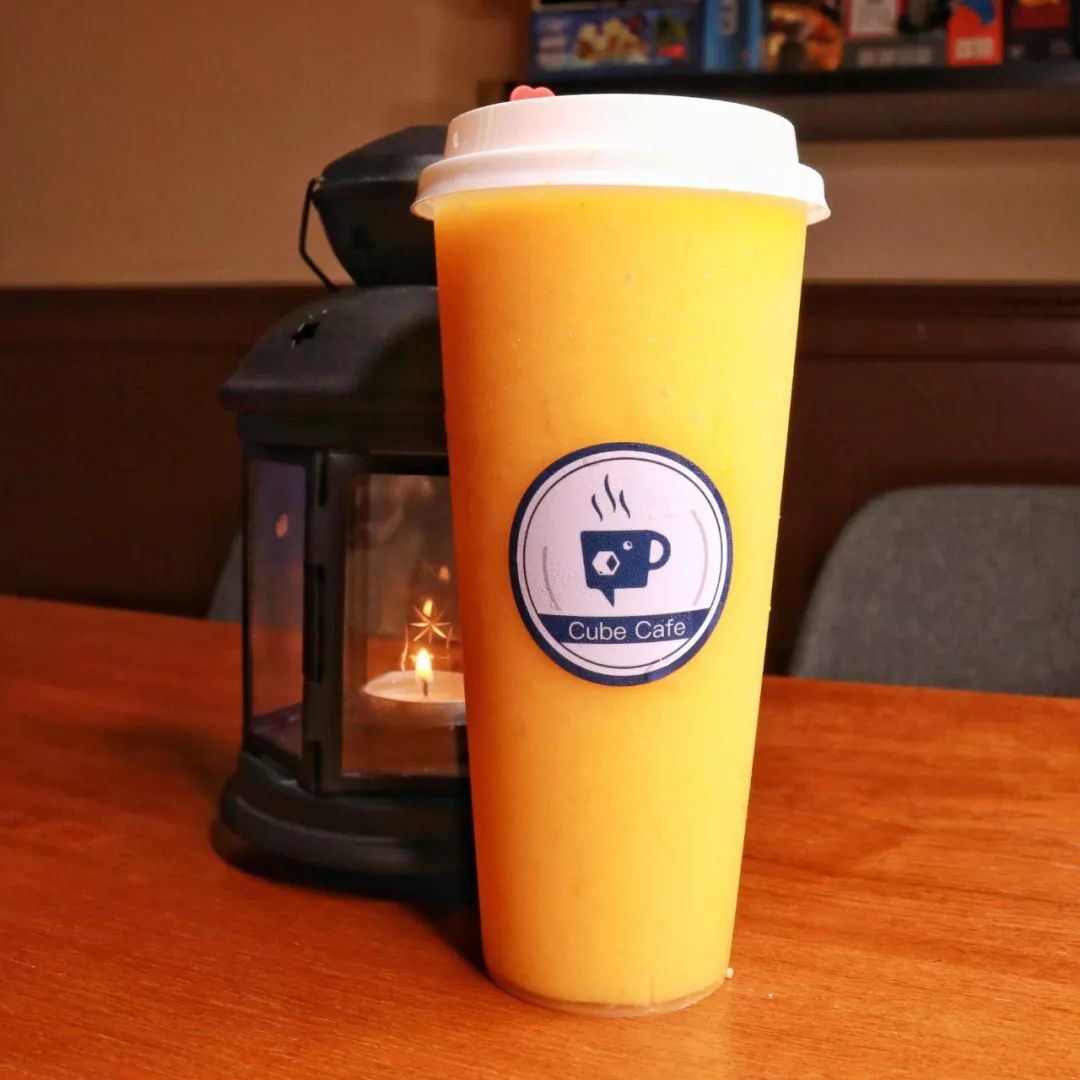 绿茶里加入了现切的橙子厚片,绿柠檬切片,饱满的手剥柚子粒.