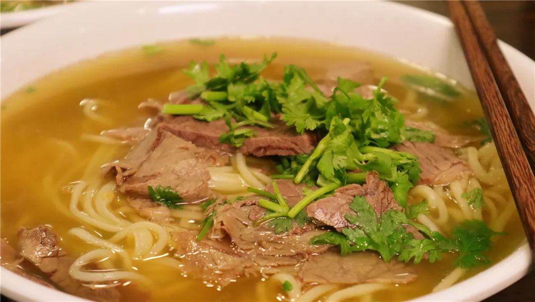 一千碗免费吃漳州路上新来的黄汤老拉面汤咸肉鲜人多营业到凌晨四点