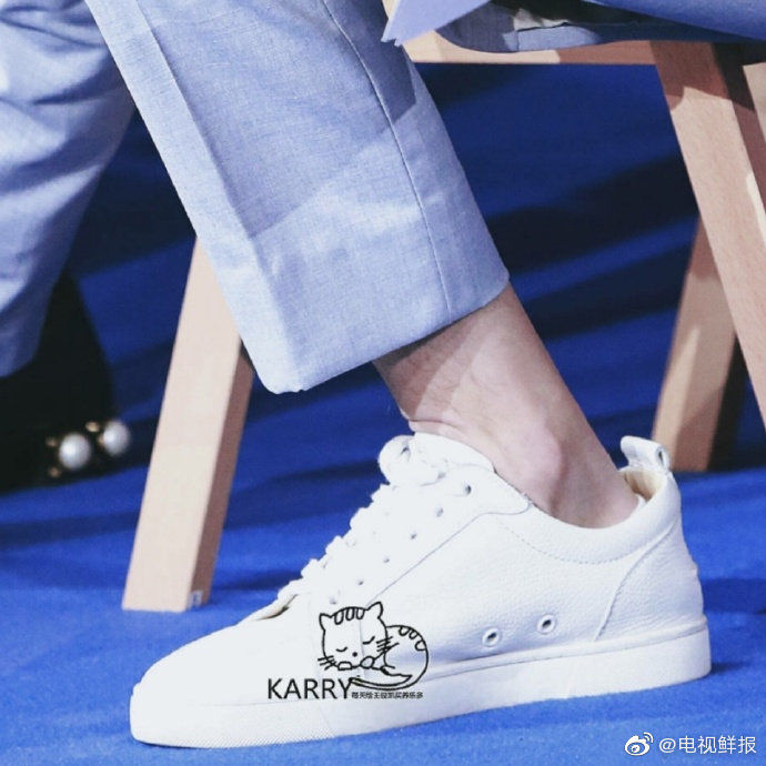 王俊凯性感苏点用脚踝征服大批粉丝