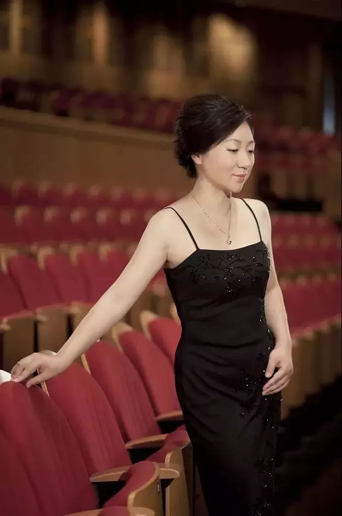 李长缨六岁学习钢琴,师从范民娟老师,以第一名的成绩考入上海音乐学院