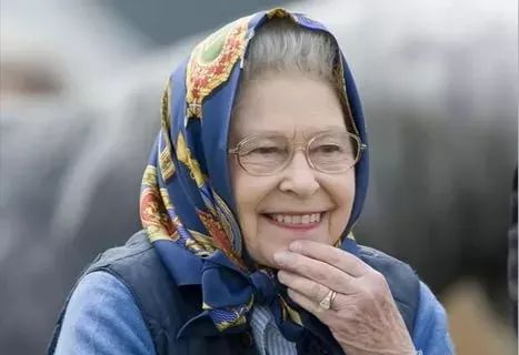 俄式大妈头巾是如何风靡全球的