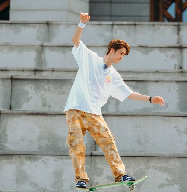 原创9位滑板明星穿搭秀王一博白t迷彩裤太帅王珞丹才是王者