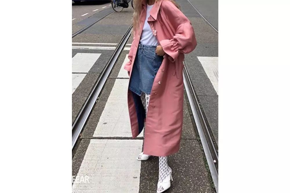 蓝色与粉红色搭配,一件显眼的粉色外套,散发娇俏可人的魅力.