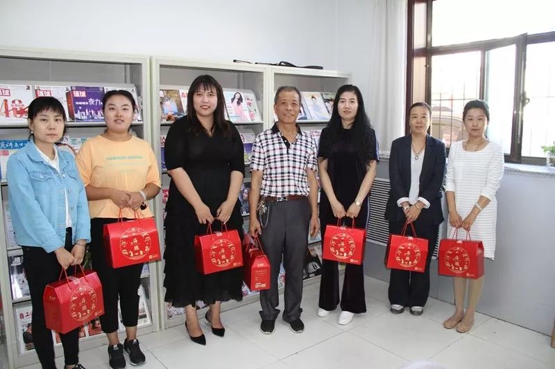 中秋普惠大斗沟煤业公司工会中秋送月饼情暖员工心