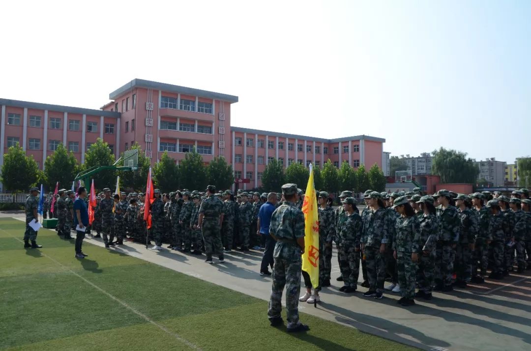 康杰中学防震演练同学们有序疏散站如松大同一中▼整齐的队形是军训场