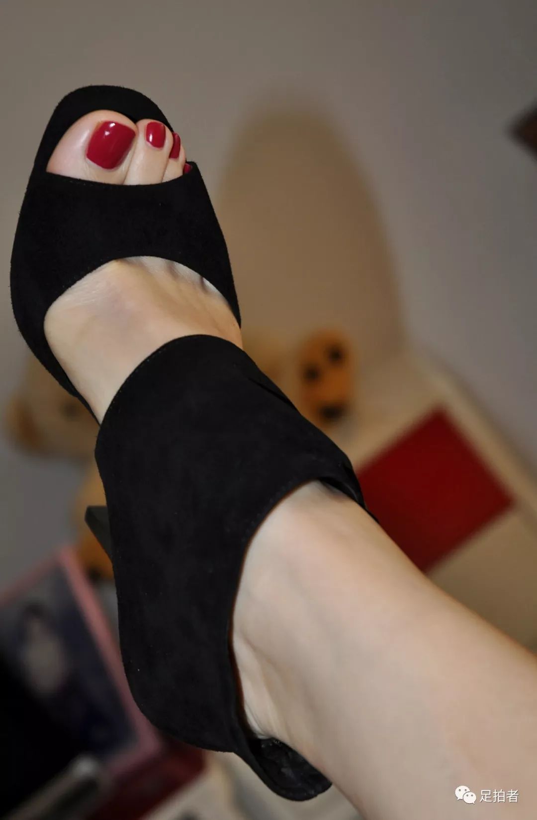 白皙玉足脚下的夏季黑色高跟鞋(72p)