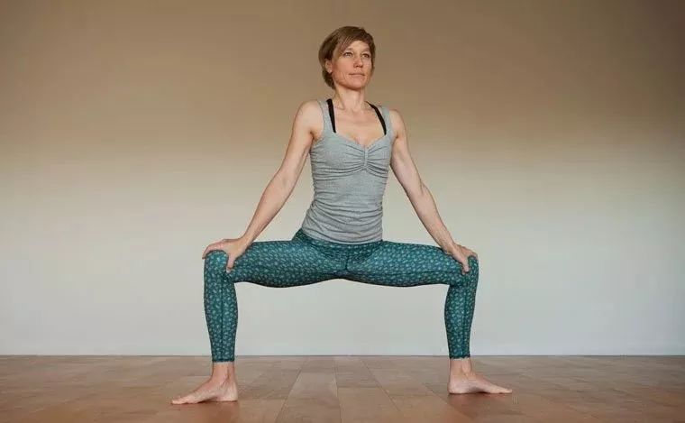 久坐不动下肢僵紧7个瑜伽体式缓解双腿的紧张不适