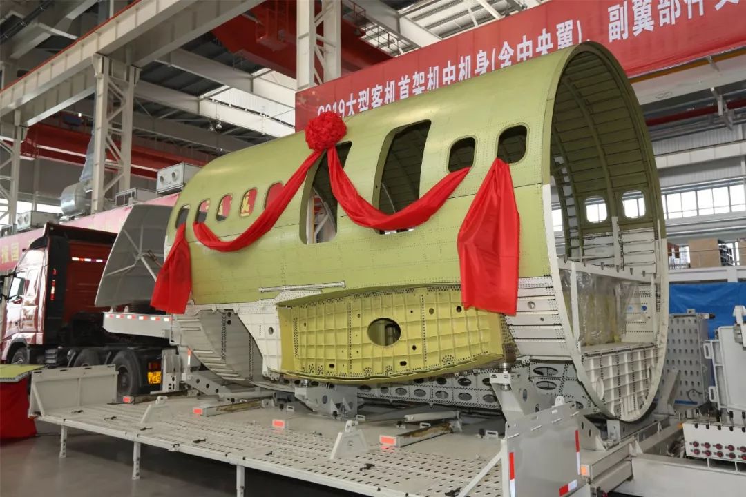 洪都下线2014年5月15日c919大型客机首架机机头在成飞民机下线2013年