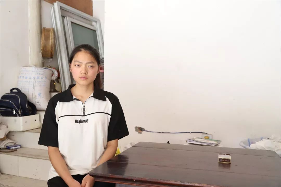 青川中学的教学模式中,将年级分为基地班,英才班和平行班三个教学梯队