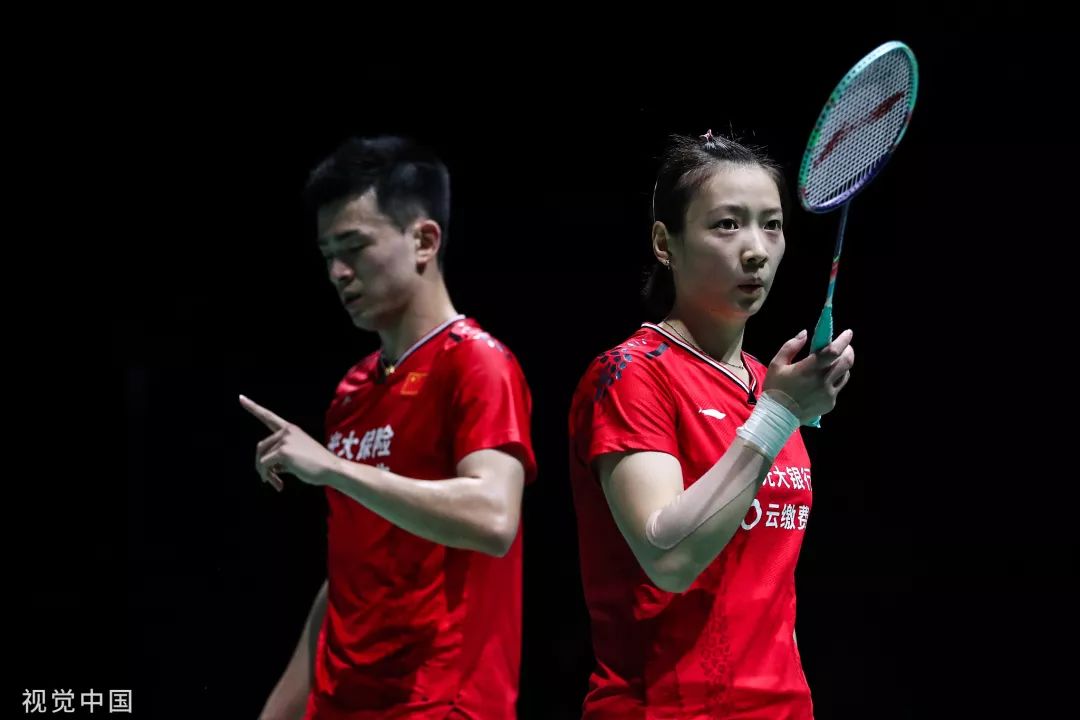去年的南京世锦赛,李俊慧/刘雨辰摘得男双金牌,郑思维/黄雅琼拿下混双