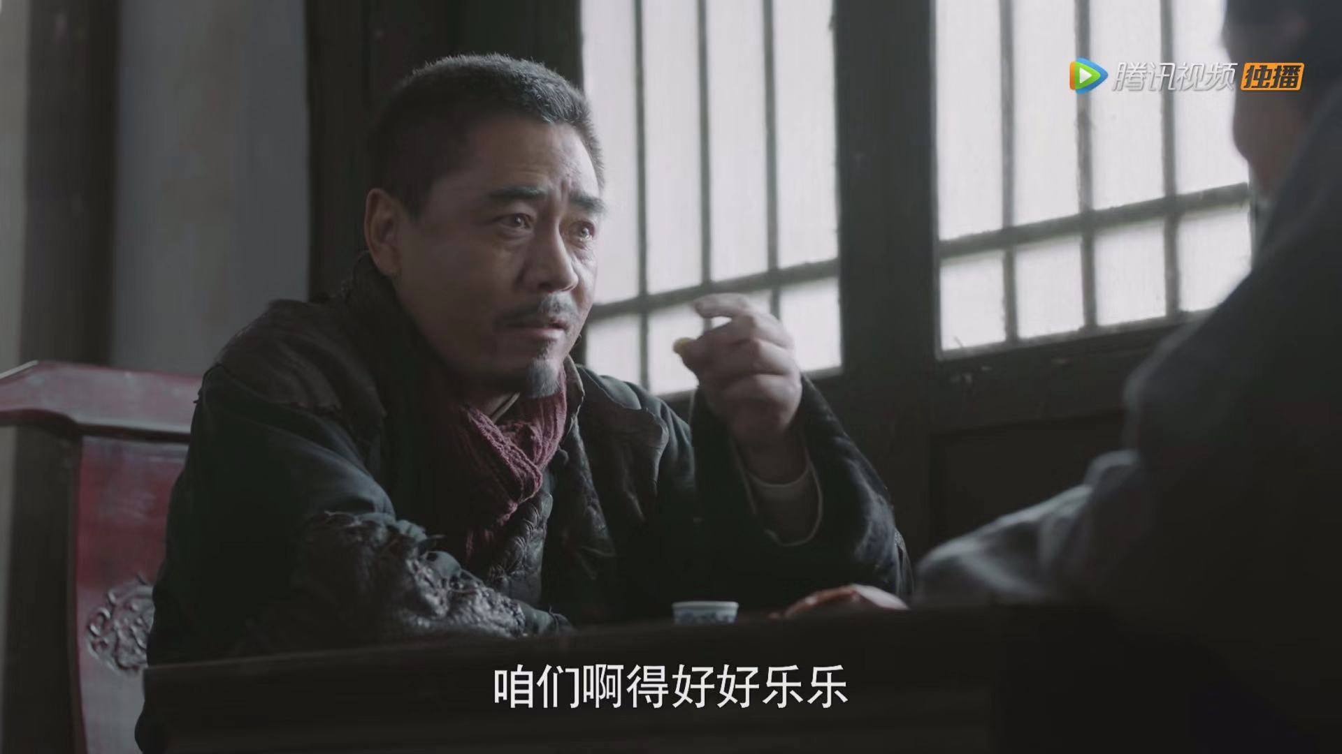 老酒馆中陈宝国饰演的陈怀海临危表现