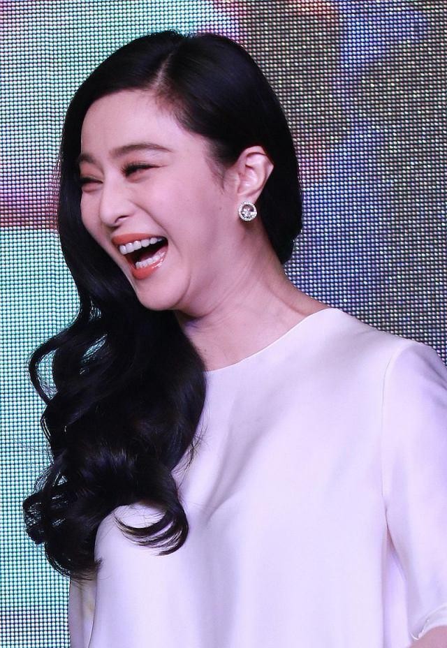 女星大笑,一个比一个有特点,你们心中女神形象毁掉了_范冰冰