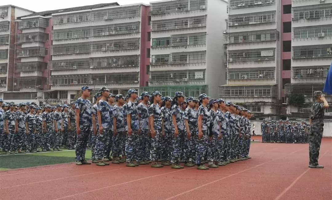 用汗水铸就青春于都三中2019级高一新生军训结训