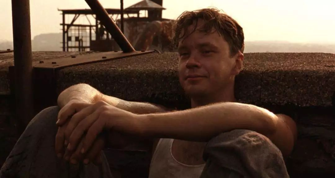 电影《肖申克的救赎》里就有这么一句话,说:"让你难过的事情,总有一天