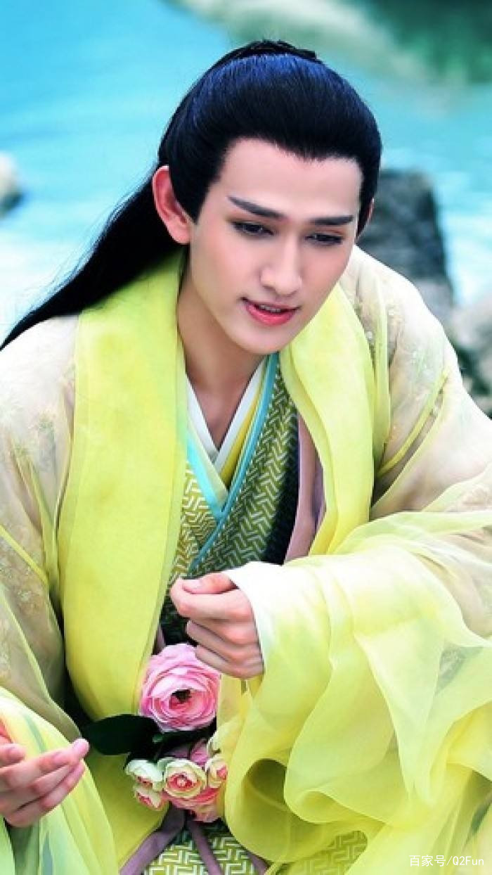 自此以后花千骨获得了最疼爱自己的人,杀阡陌也称她为"小不点",赠予骨