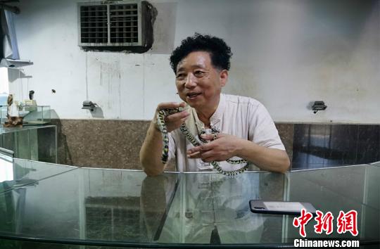 这个"养蛇致富村"的故事,还要从"蛇王"杨洪昌说起.