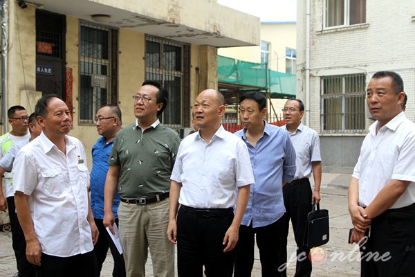 王宏微调研市区人行天桥建设情况