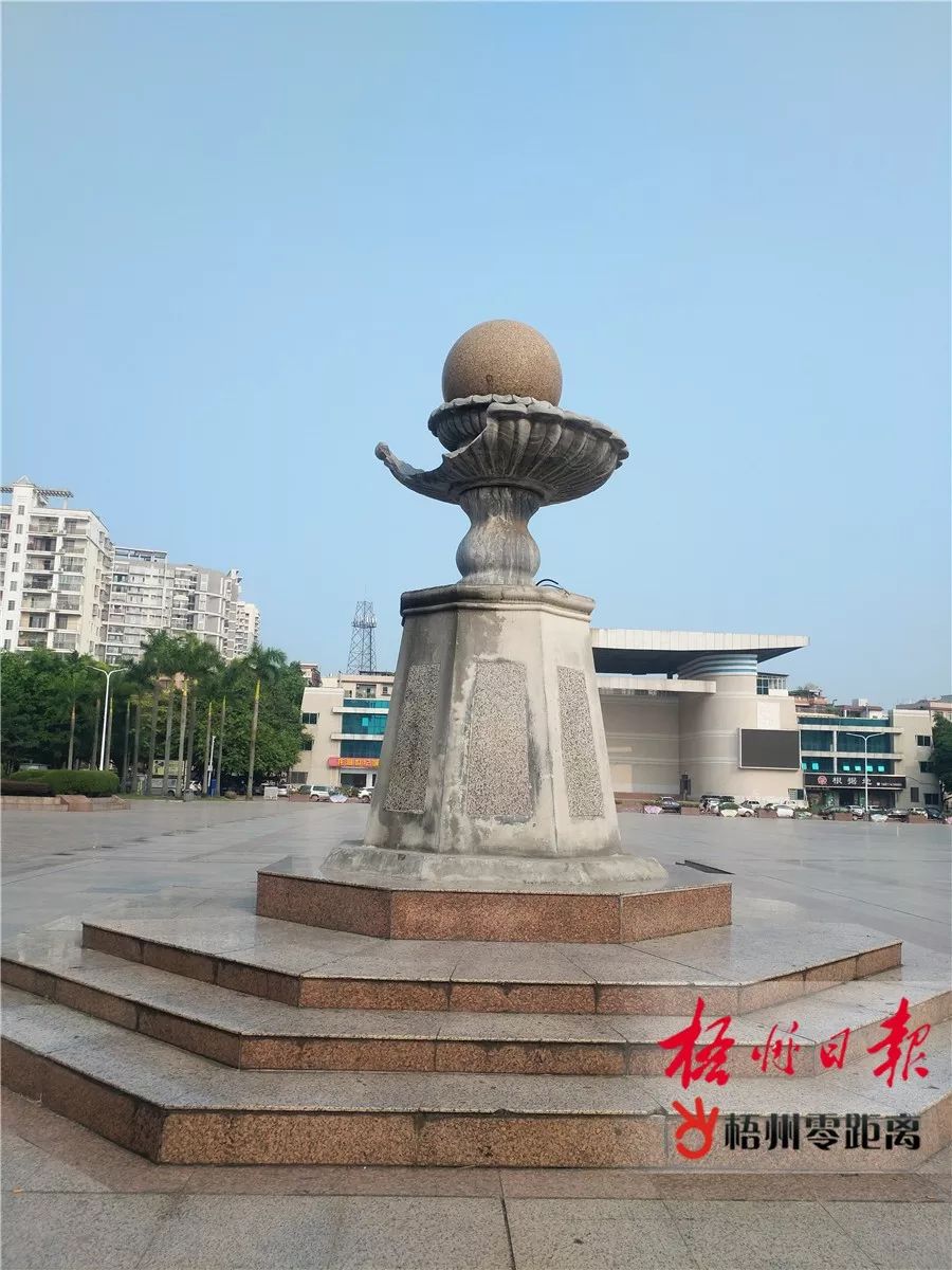 在龙圩区世纪广场内,升旗台一侧的石碑被损坏(摄于8月23日).