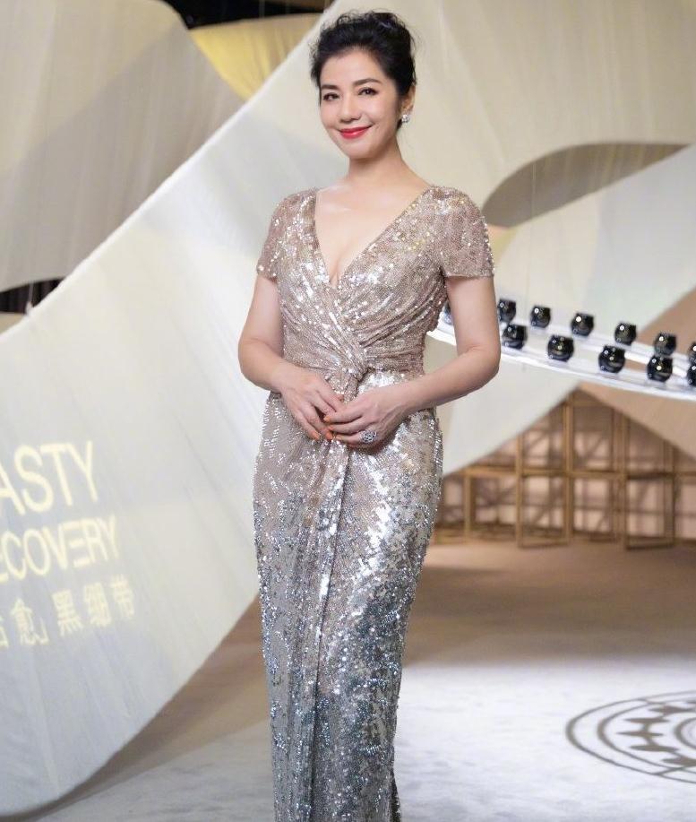 原创任达华妻子与钟楚红同框出镜,绿色连衣裙特洋气,差七岁冻龄不老