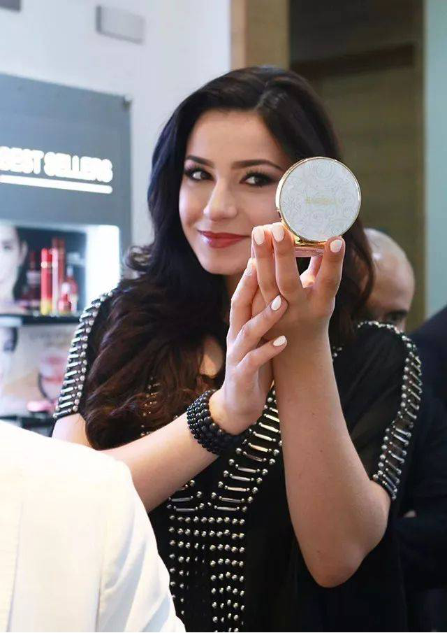 时尚教父携世界小姐空降千千氏双方就国际化战略成功牵手