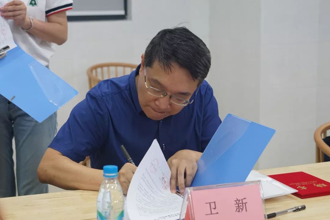 苏州中学卫新校长与吴江中学张建华校长签署了苏州湾创新实验项目合作