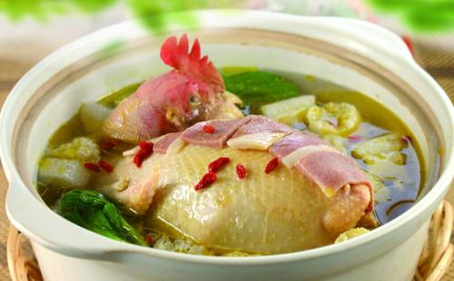 原创产后坐月子吃公鸡汤好还是母鸡汤好若吃错了可能影响下奶