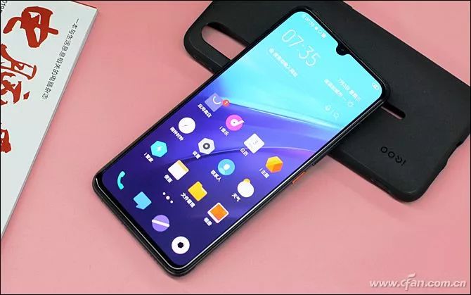 这款手机采用了6.41英寸amoled屏幕,色彩表现非常出色.