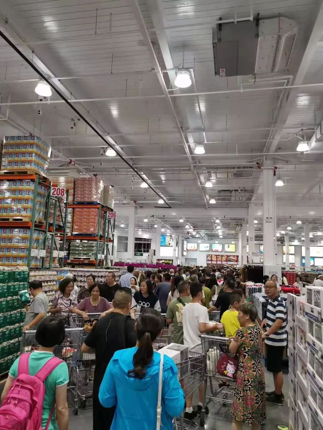 刚刚上海costco开业啦人山人海被迫暂停营业