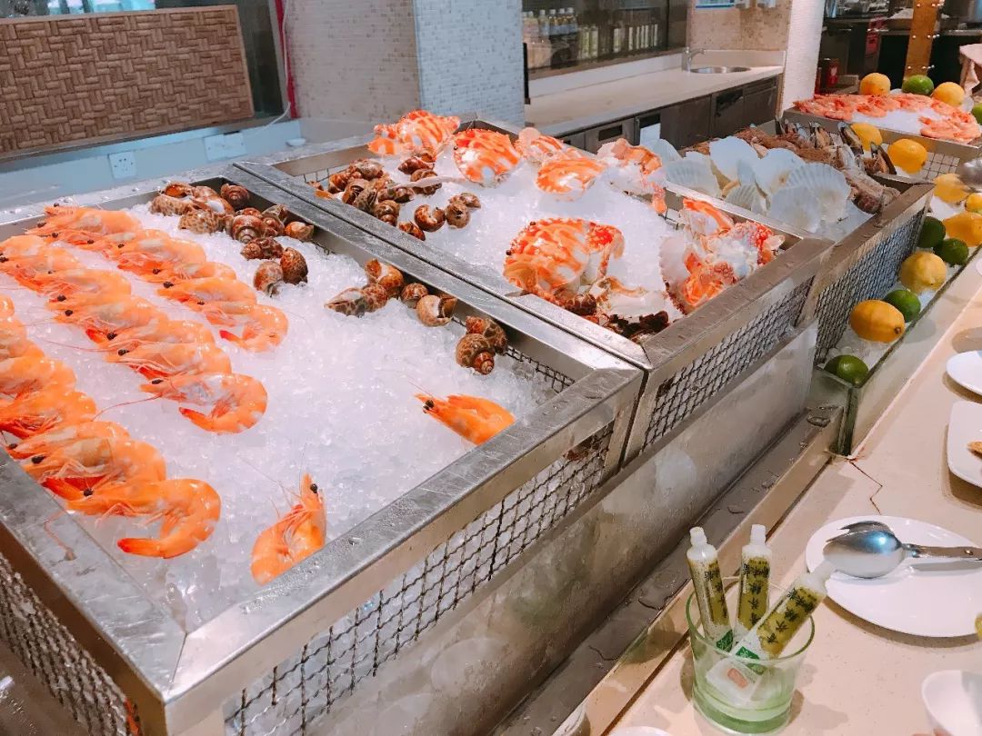 小伙伴聚餐的酒店自助餐味道还不错