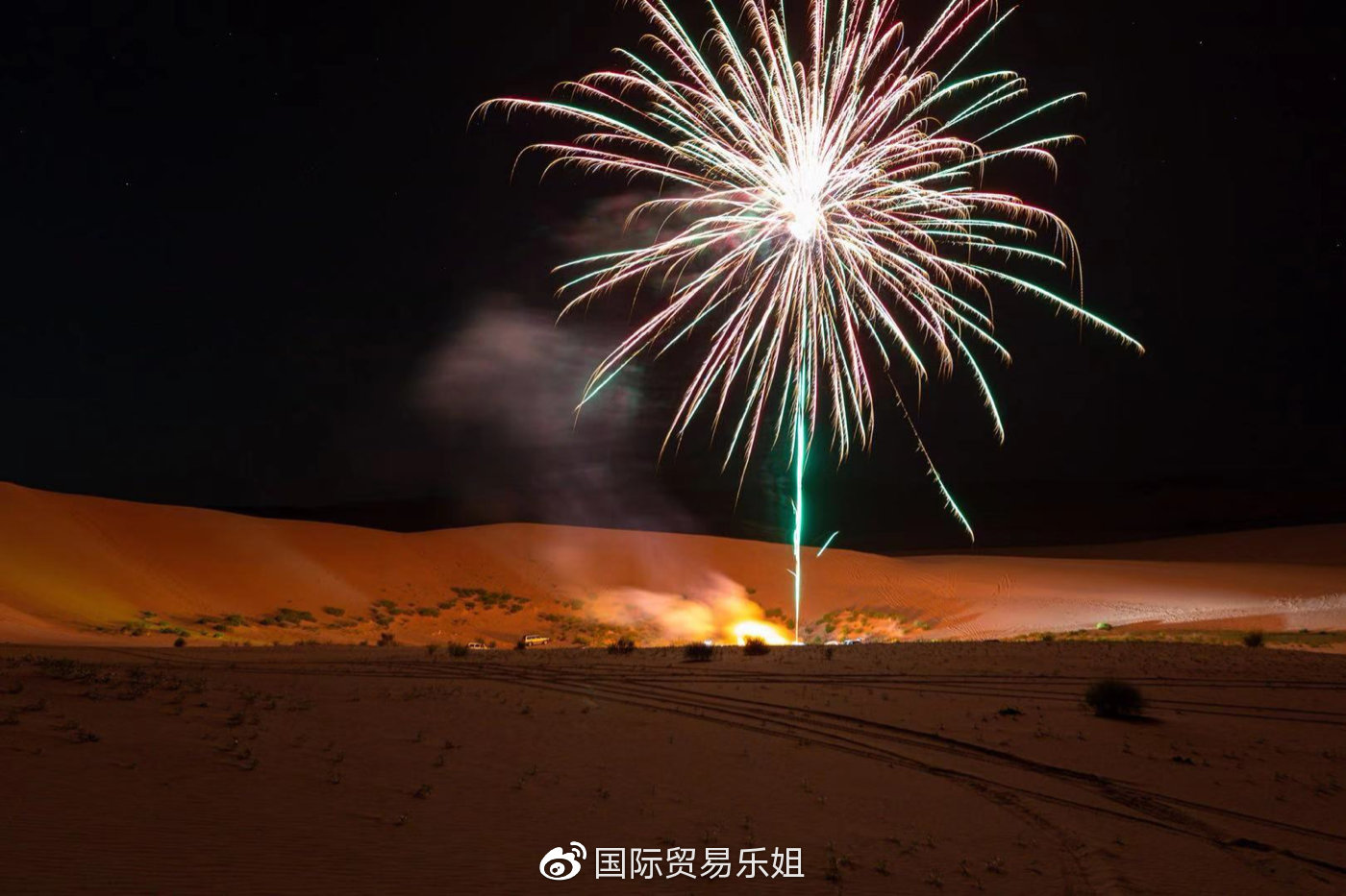 沙漠无人区的烟花夜幕下的蒙古包在巴彦淖尔的时候,看风景也就那样