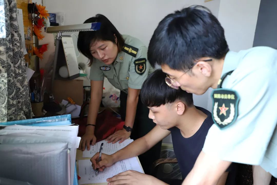征兵谢岗镇征兵家访政审面对面确保优秀兵员输送到部队