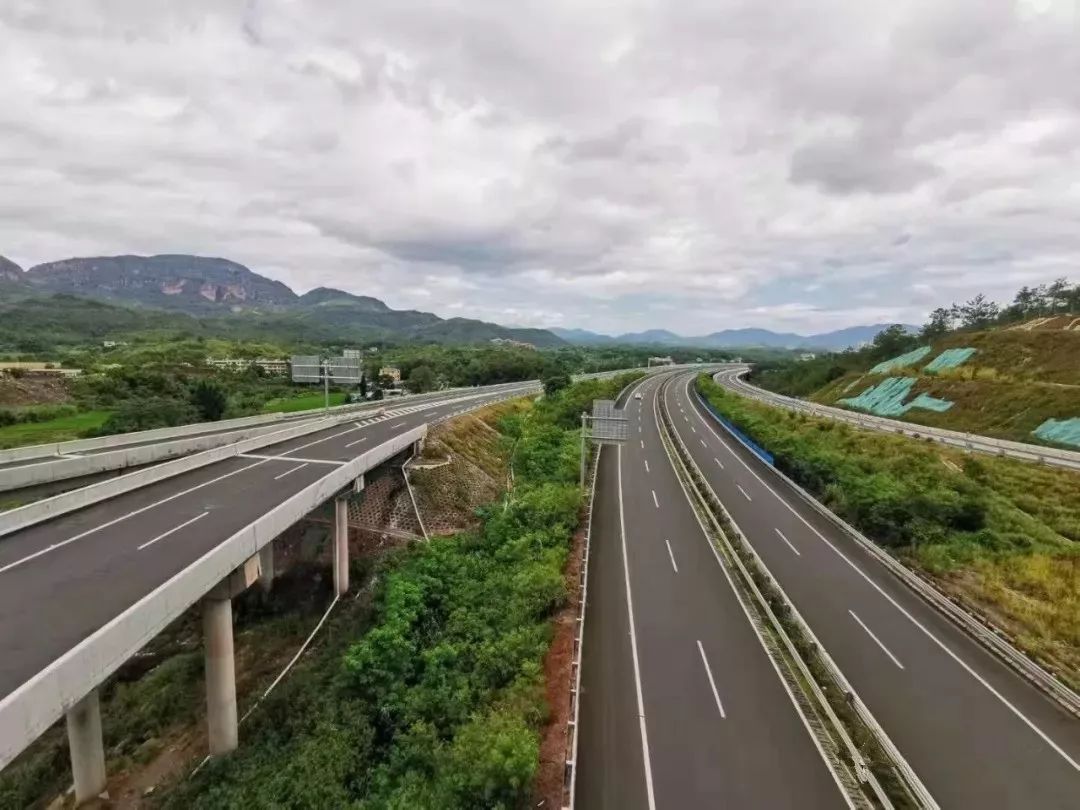 先睹为快记者体验梅平高速公路全程