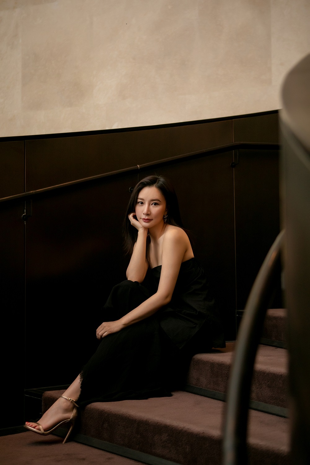 熊乃瑾优雅亮相时尚派对经典黑色长裙尽显女神范