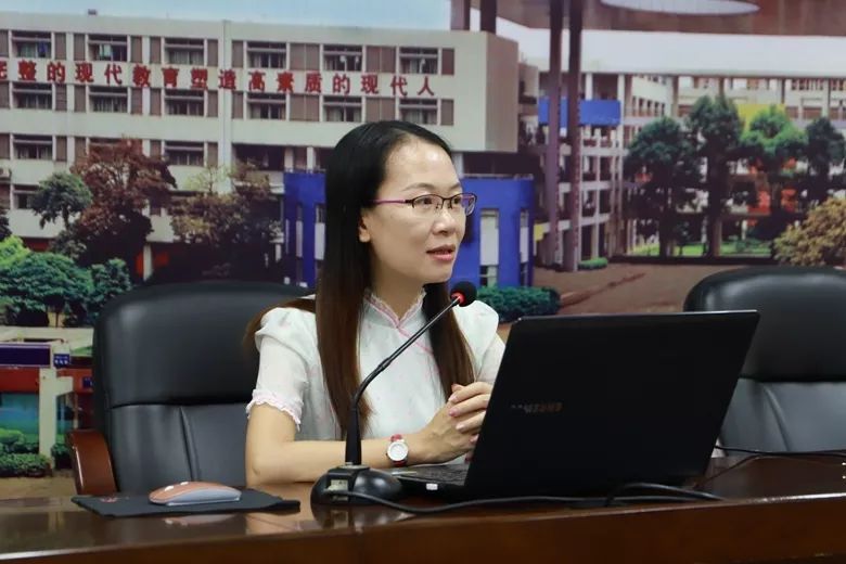 团委陈丽芬书记给新教师做岗前培训▲教务处杨纯主任给新教师做岗前