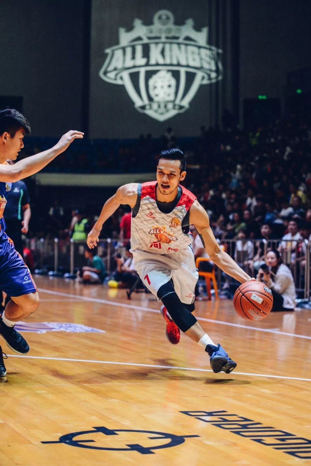 河源球王飞身扣篮紫金男篮总决赛今晚1930开打