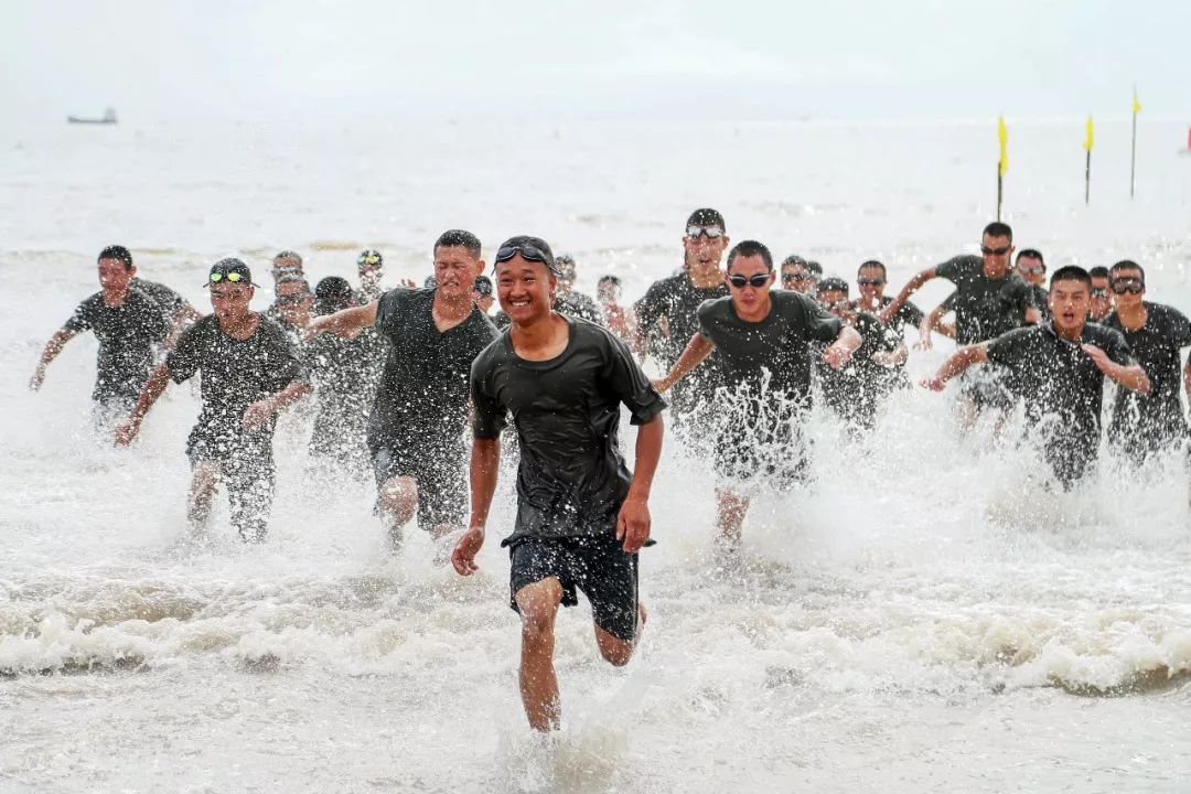 走带你去看海训上的兵哥哥