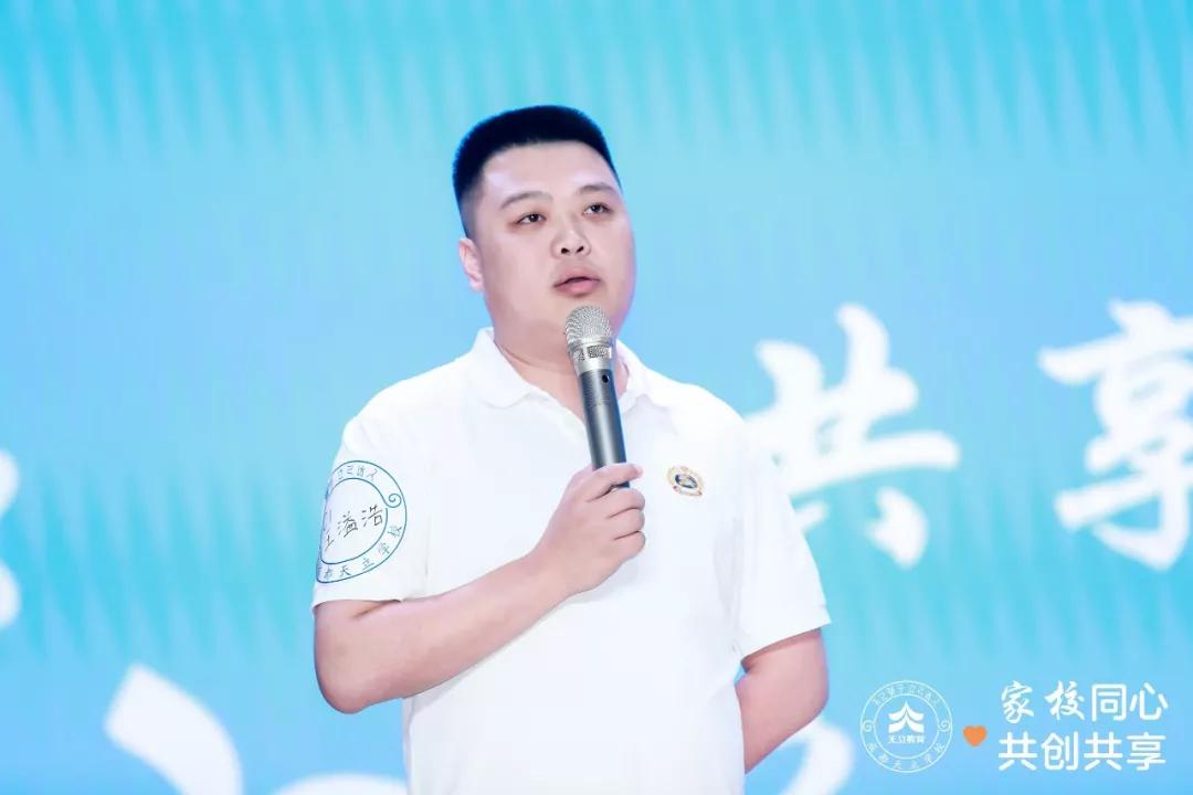 杨校长与六位家长一起,共同为成都天立学校共享教育中心揭牌,成都天立