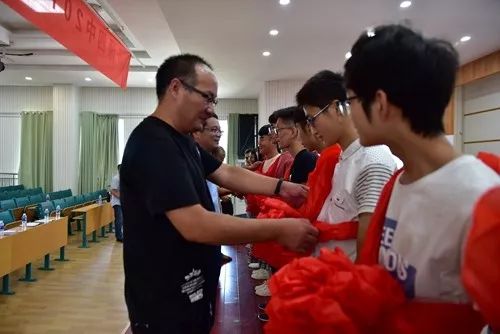 仪式上悦庄镇党委委员齐艳霞,沂源四中校长江兆旺,班主任代表张宗和