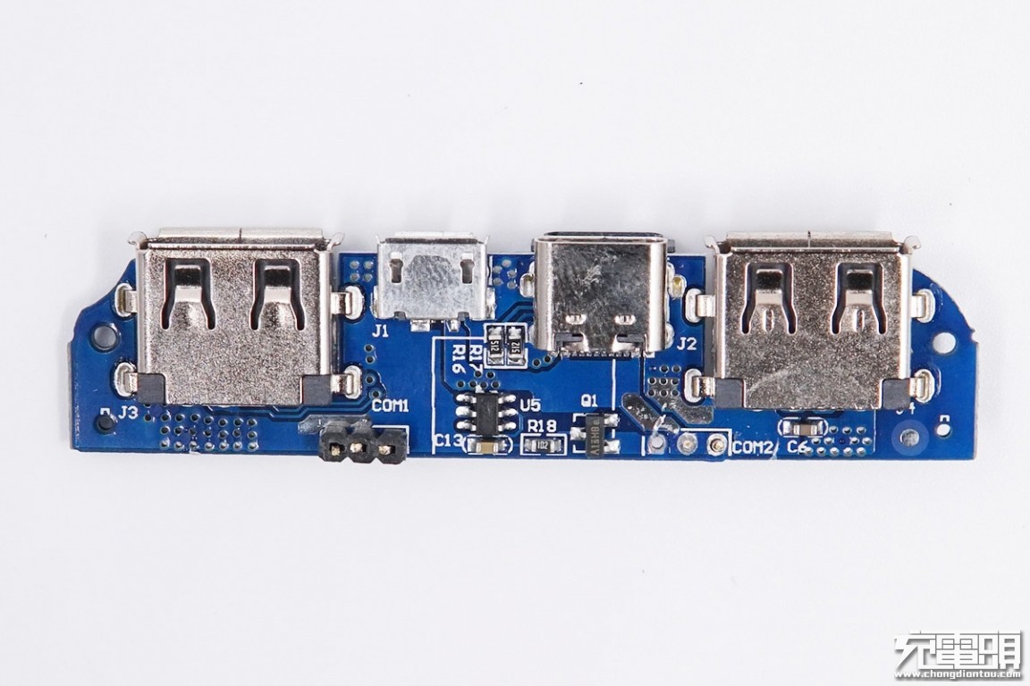 lightning接口母座旁边有一颗六脚识别芯片,丝印"s061825",为