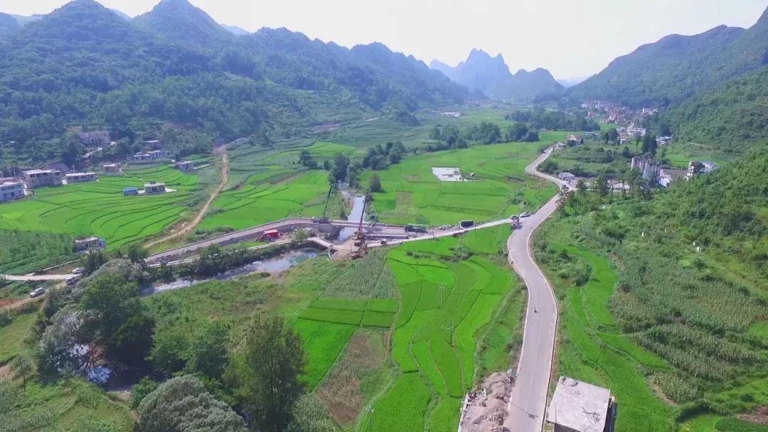 "关岭自治县关索街道办事处大桥村纳令田组村民王兴明高兴地说.