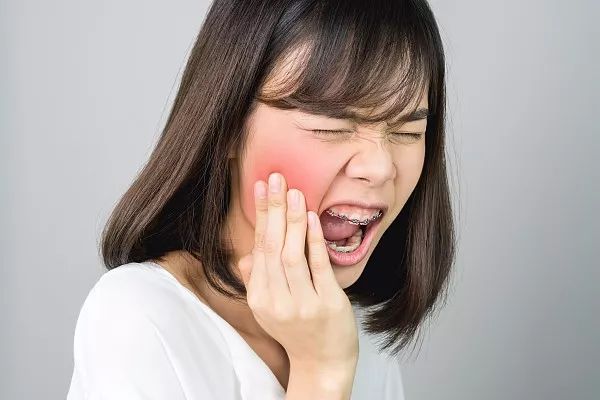 经常咬到舌头是想吃肉?别以为是小事,可能会要命