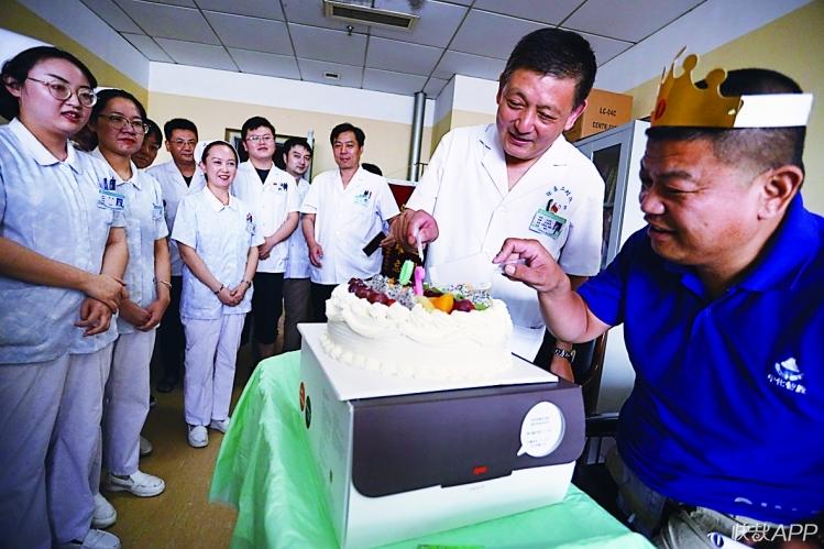 徐州48岁汉子与"恩人"重逢,共度"20岁"生日_王延生