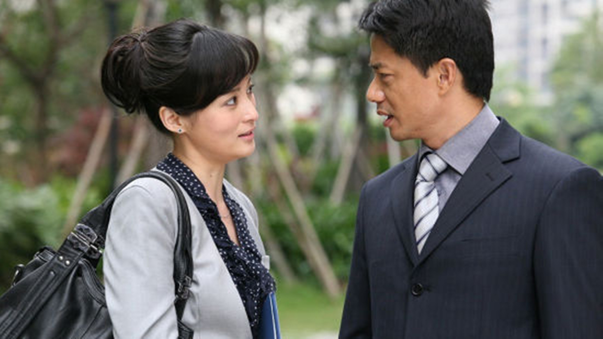 2011年,段奕宏和高虎主演商战剧《大时代》,这部剧讲述了陈顶天和冯杰