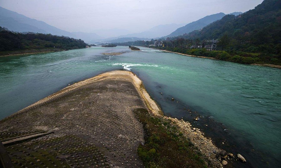 的水面高度會高於凸岸水面,又因為重力的作用,靠近凹岸的江水會有一個