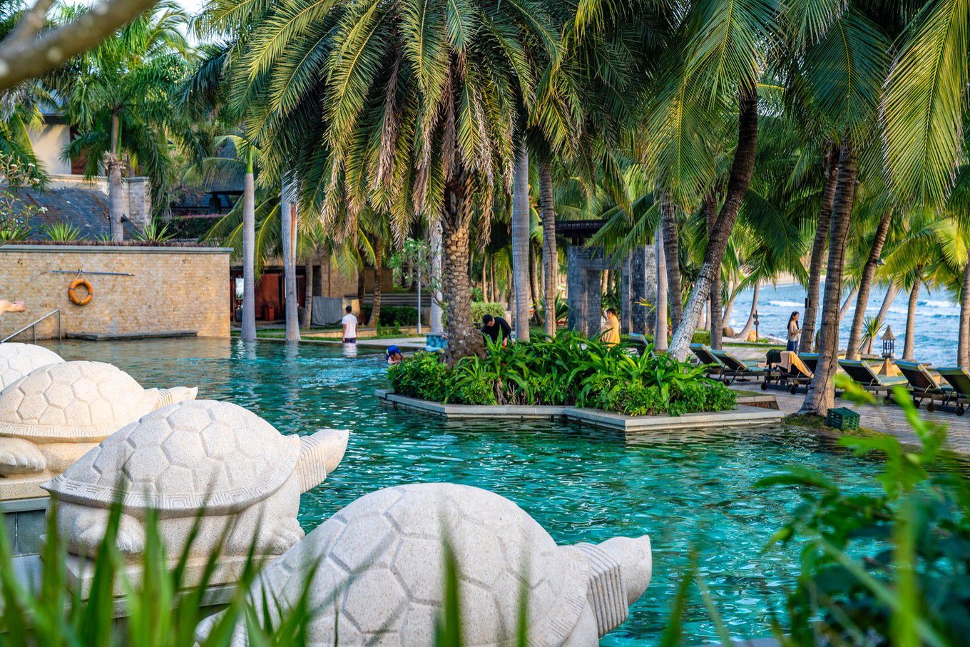 三亚旅行就该泡着,这家酒店有三个泳池,个个都是风景如画