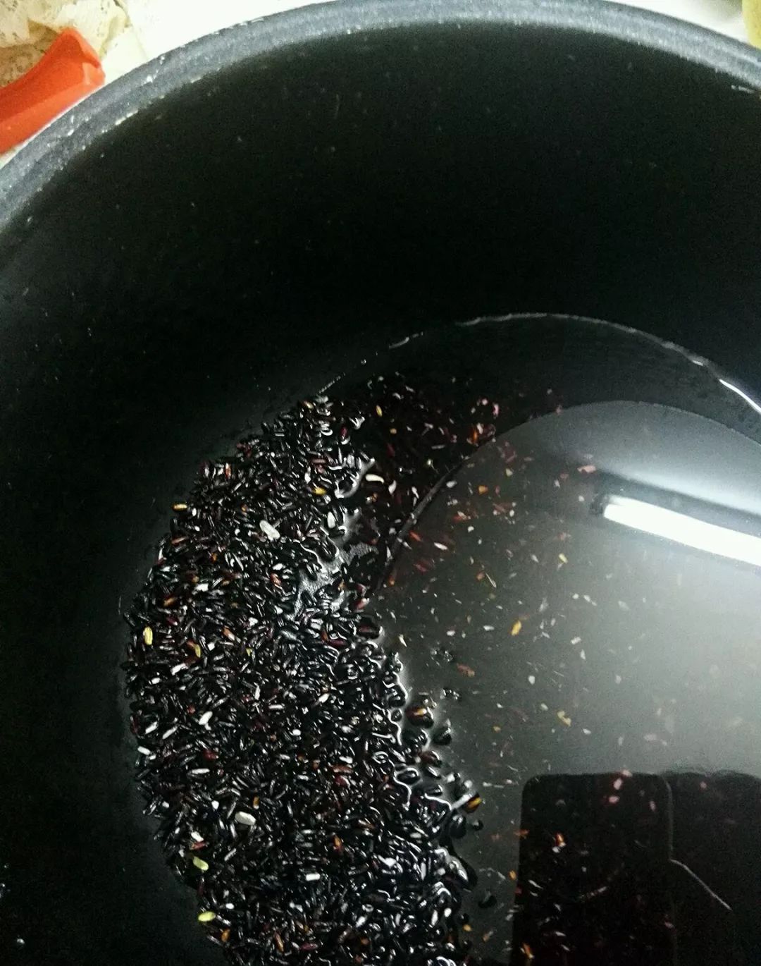 步骤2 黑糯米泡一小时以上,加两倍水进美的电饭煲煮熟.