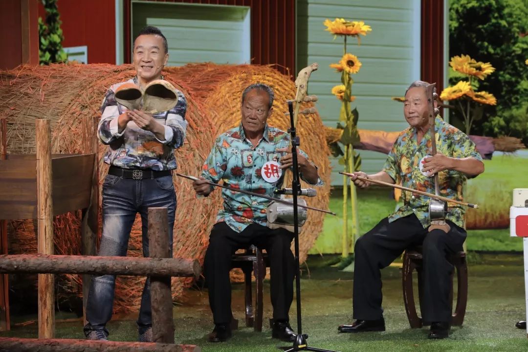 亚津到来竟频频发现"奇怪"之人,农民小乐队,情感维护师还有美食顾问.