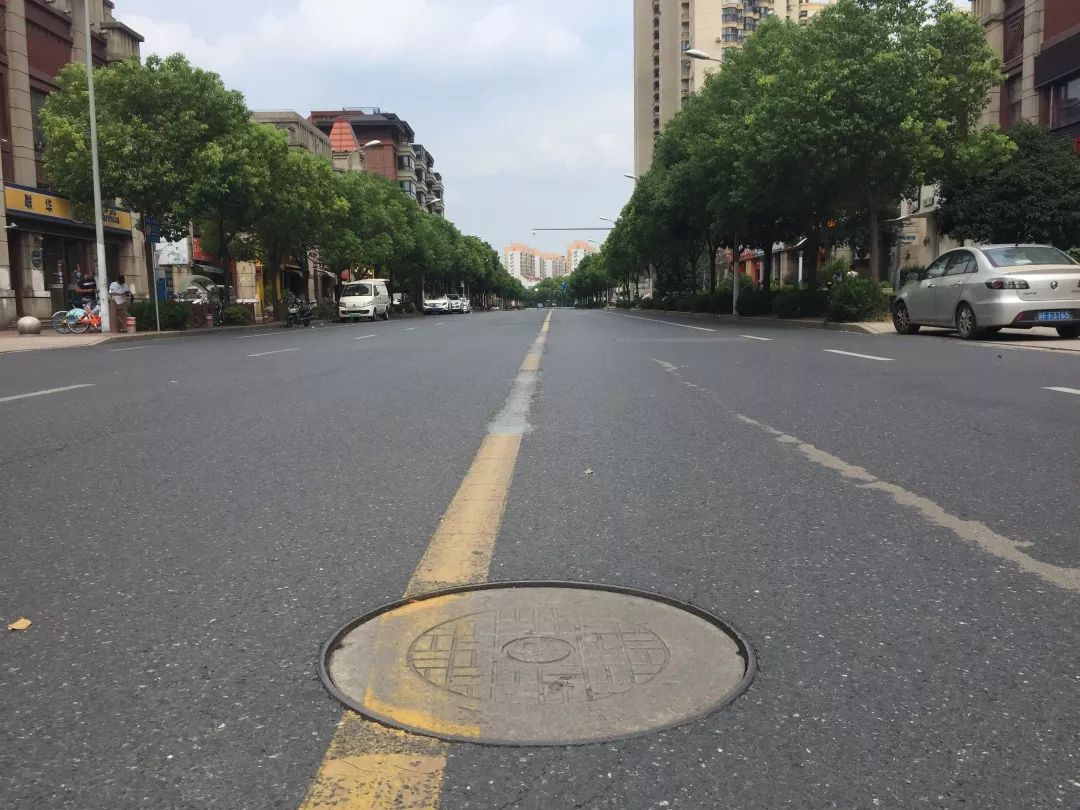 高境街拍逐步整治井盖路面高差折射城市管理绣花精神