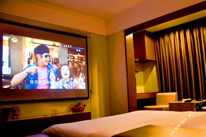 酒店投影仪和大屏幕电视那个更适合打造主题影院客房