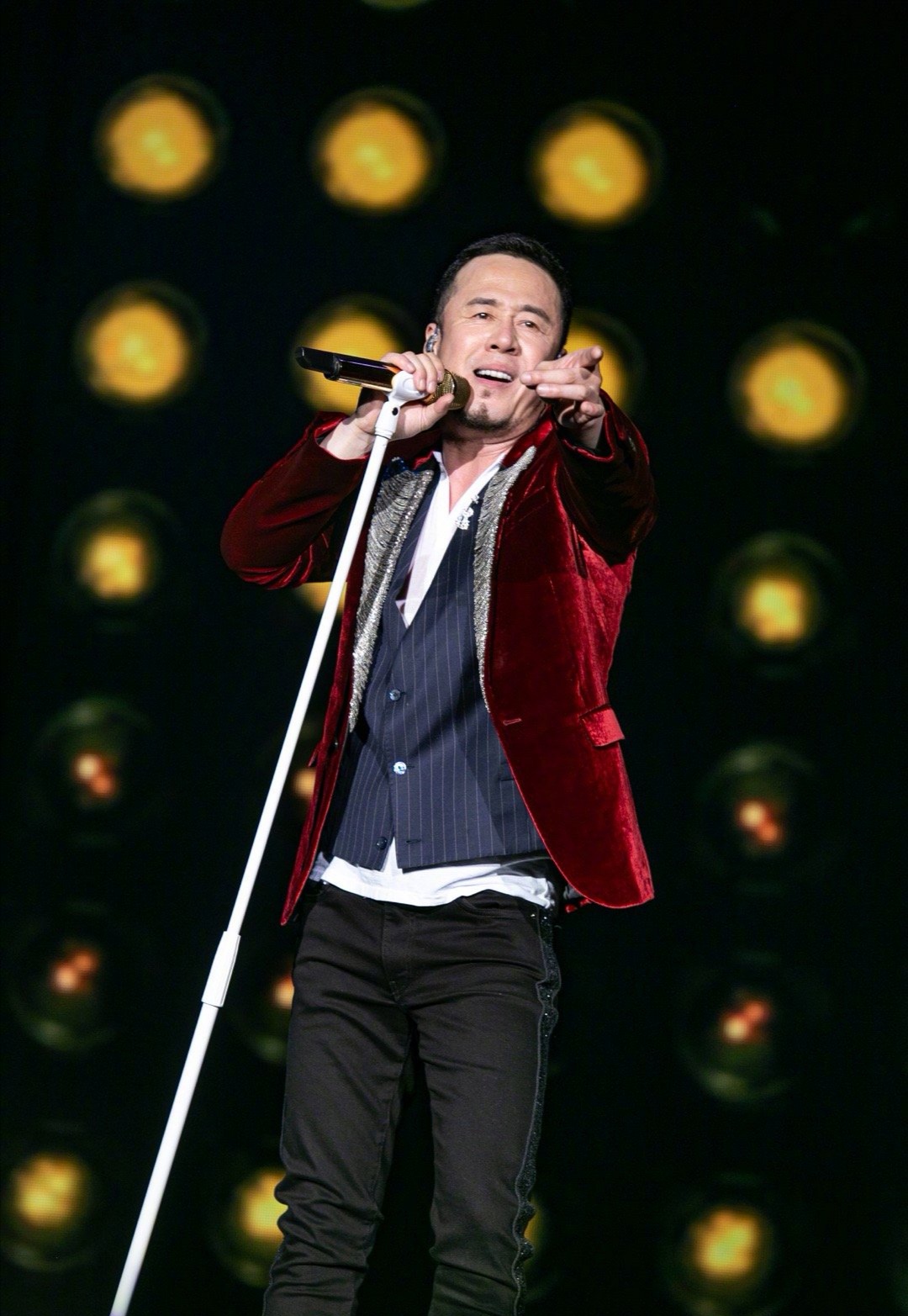 原创杨坤在北京豪宅首曝光内景布景走复古风风格混乱太像ktv房